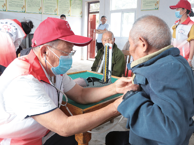 信阳好人志愿团看望慰问敬老院五保老人