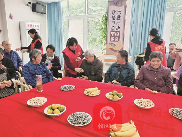 湖东街道三里店社区开展重阳节敬老活动