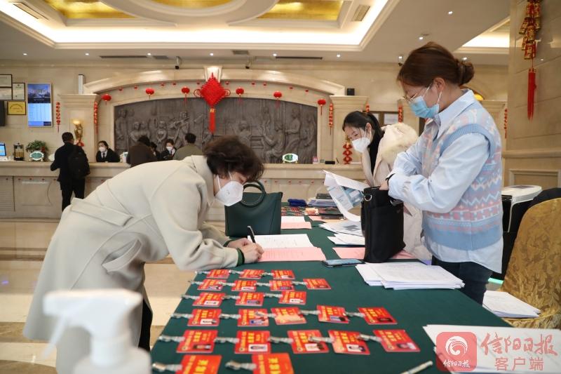 参加市政协六届一次会议的政协委员今日报到