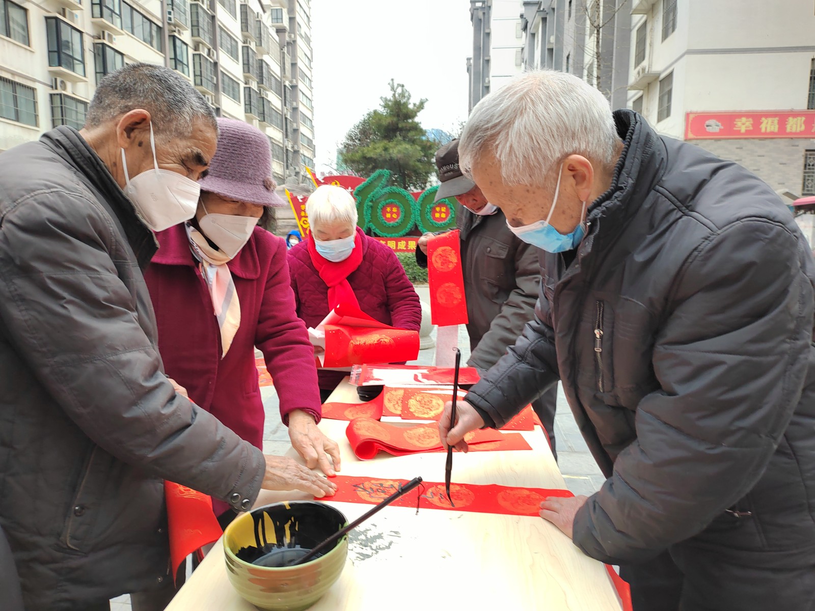 写春联送祝福 河南各地文艺志愿者用笔尖墨香勾勒出浓浓“年味”2.jpg
