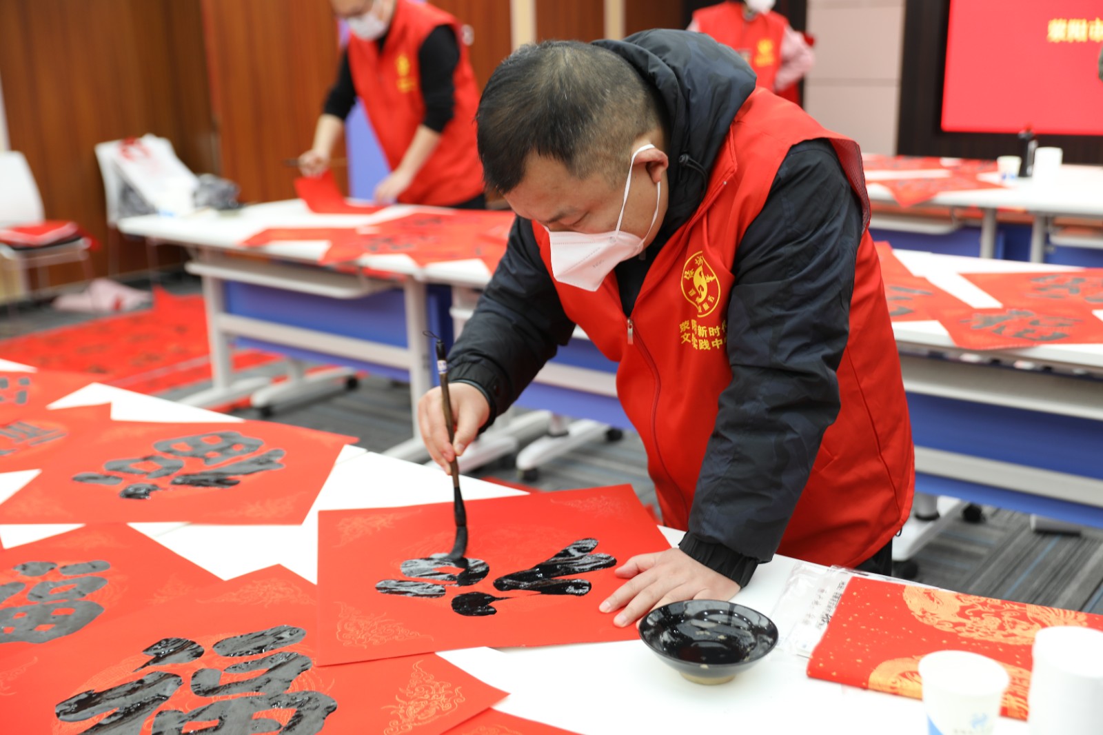 写春联送祝福 河南各地文艺志愿者用笔尖墨香勾勒出浓浓“年味”3.jpg
