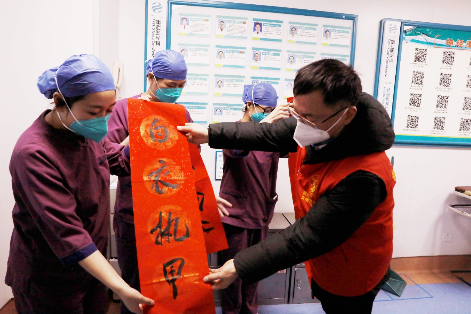 写春联送祝福 河南各地文艺志愿者用笔尖墨香勾勒出浓浓“年味”4.jpg