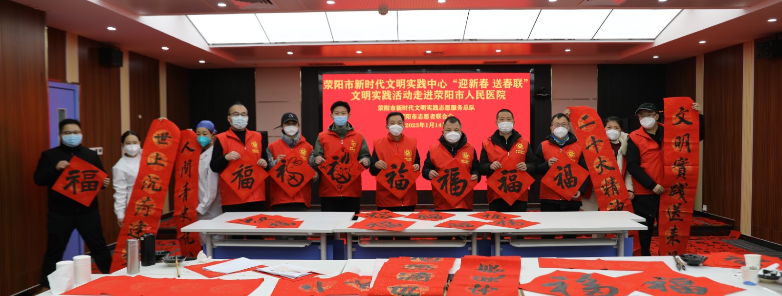 写春联送祝福 河南各地文艺志愿者用笔尖墨香勾勒出浓浓“年味”5.jpg