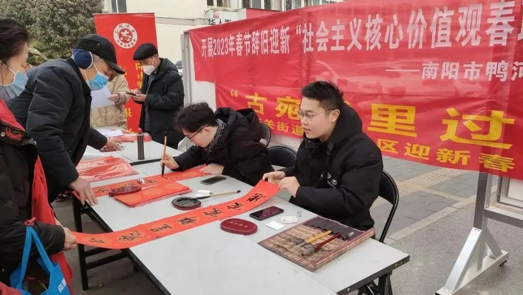 写春联送祝福 河南各地文艺志愿者用笔尖墨香勾勒出浓浓“年味”6.jpg