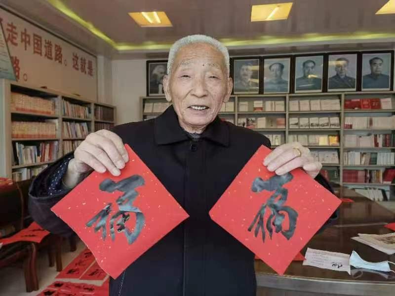 写春联送祝福 河南各地文艺志愿者用笔尖墨香勾勒出浓浓“年味”7.jpg
