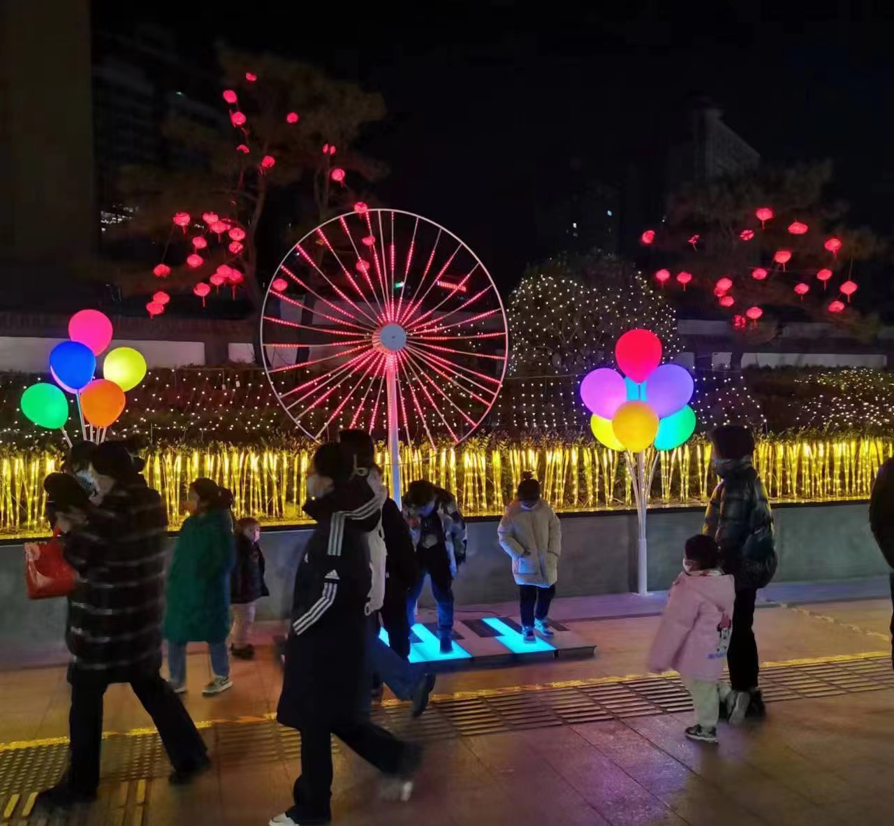 当风车 、玉兔、钢琴遇上“3D裸眼全息投影”,中原再现夜景打卡圣地4.jpg