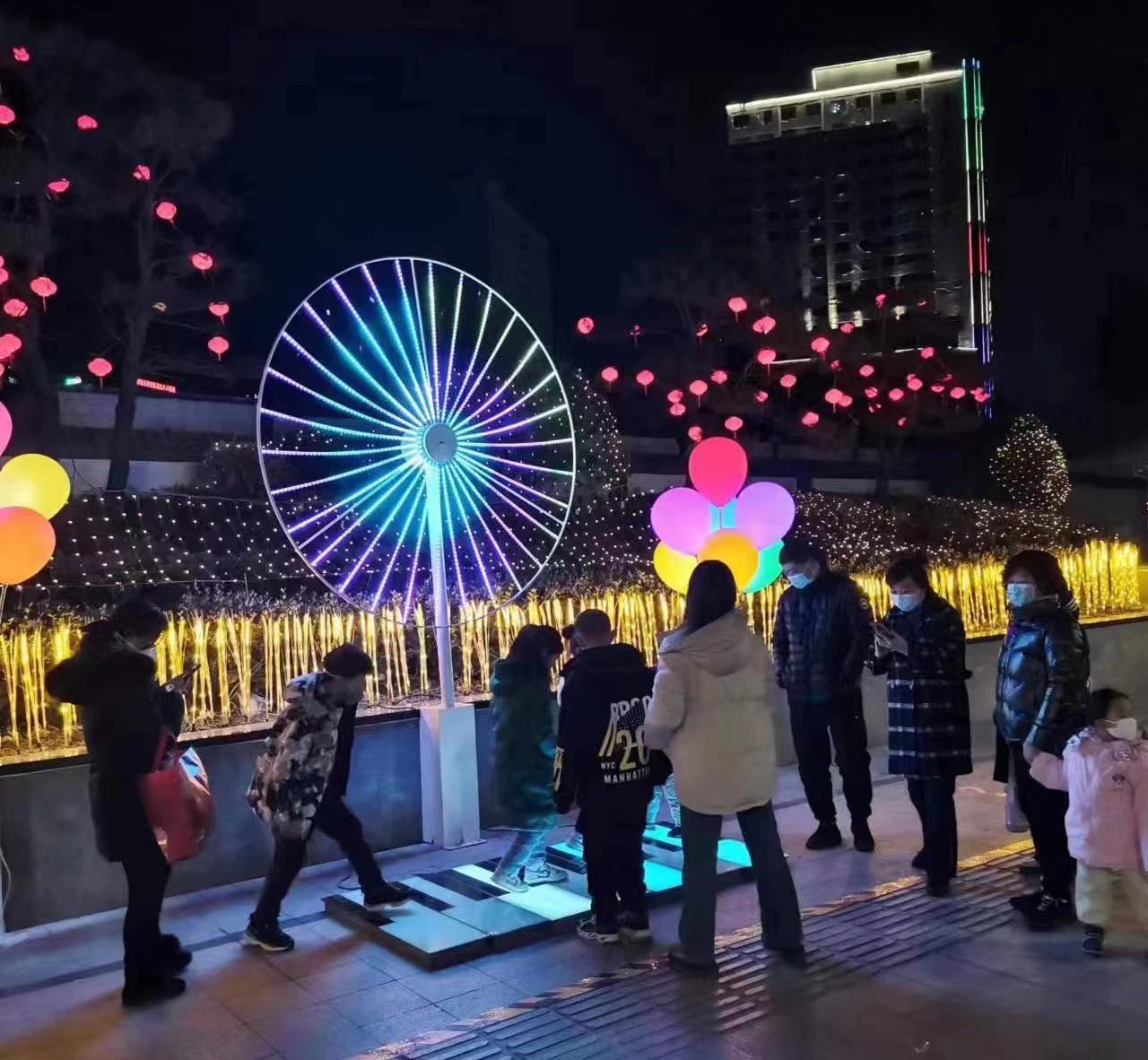 当风车 、玉兔、钢琴遇上“3D裸眼全息投影”,中原再现夜景打卡圣地5.jpg