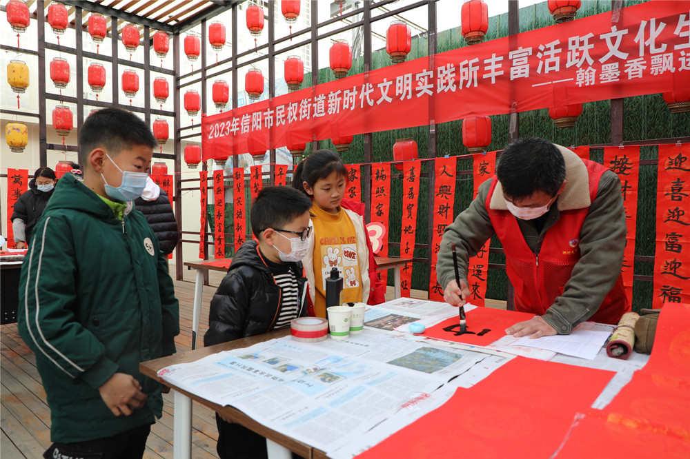 妙笔挥毫写春联 喜气洋洋迎新年