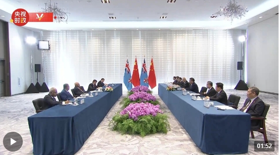 习近平会见斐济总理兰布卡.png