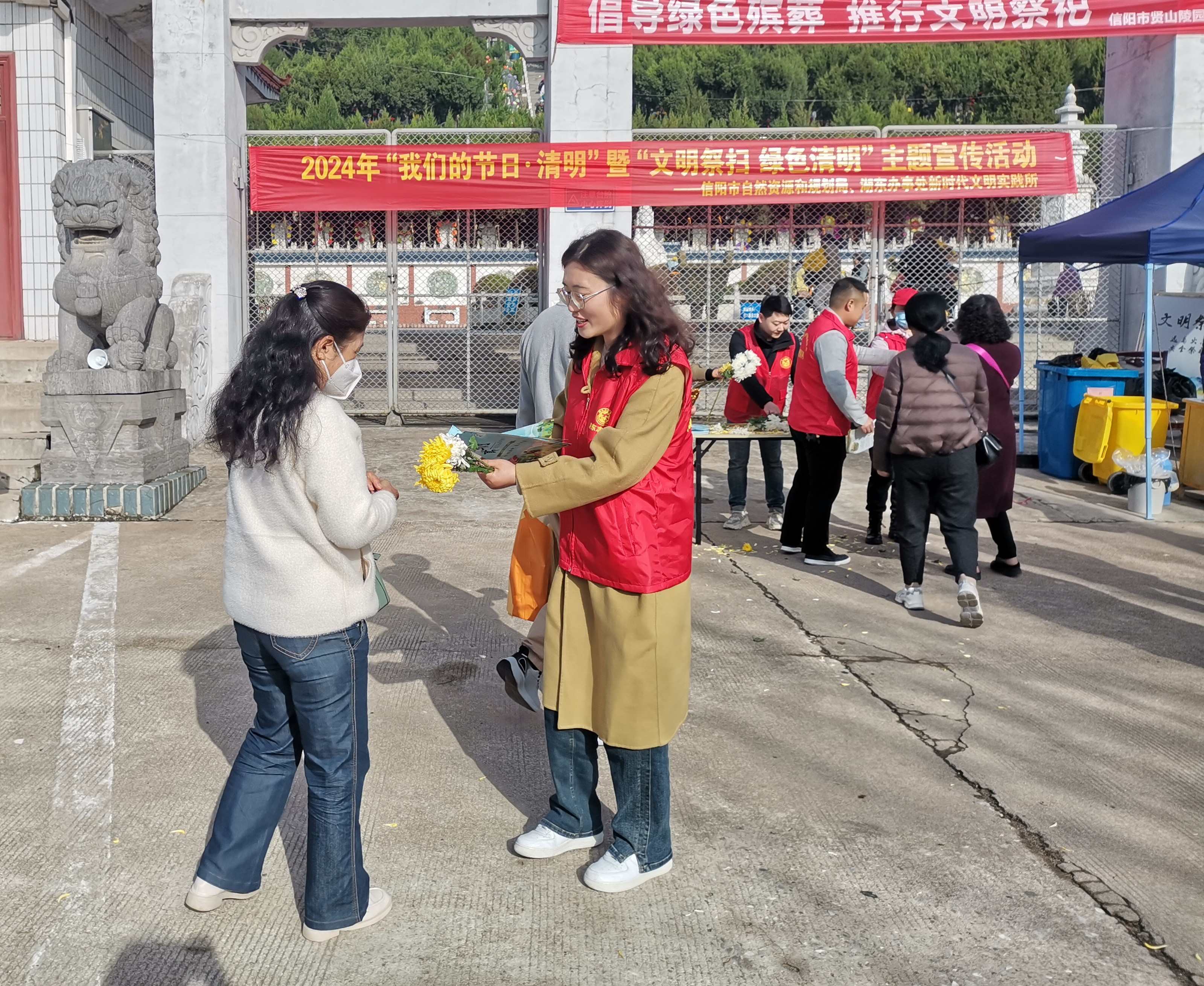 湖东街道办事处倡导文明祭祀让清明更清净