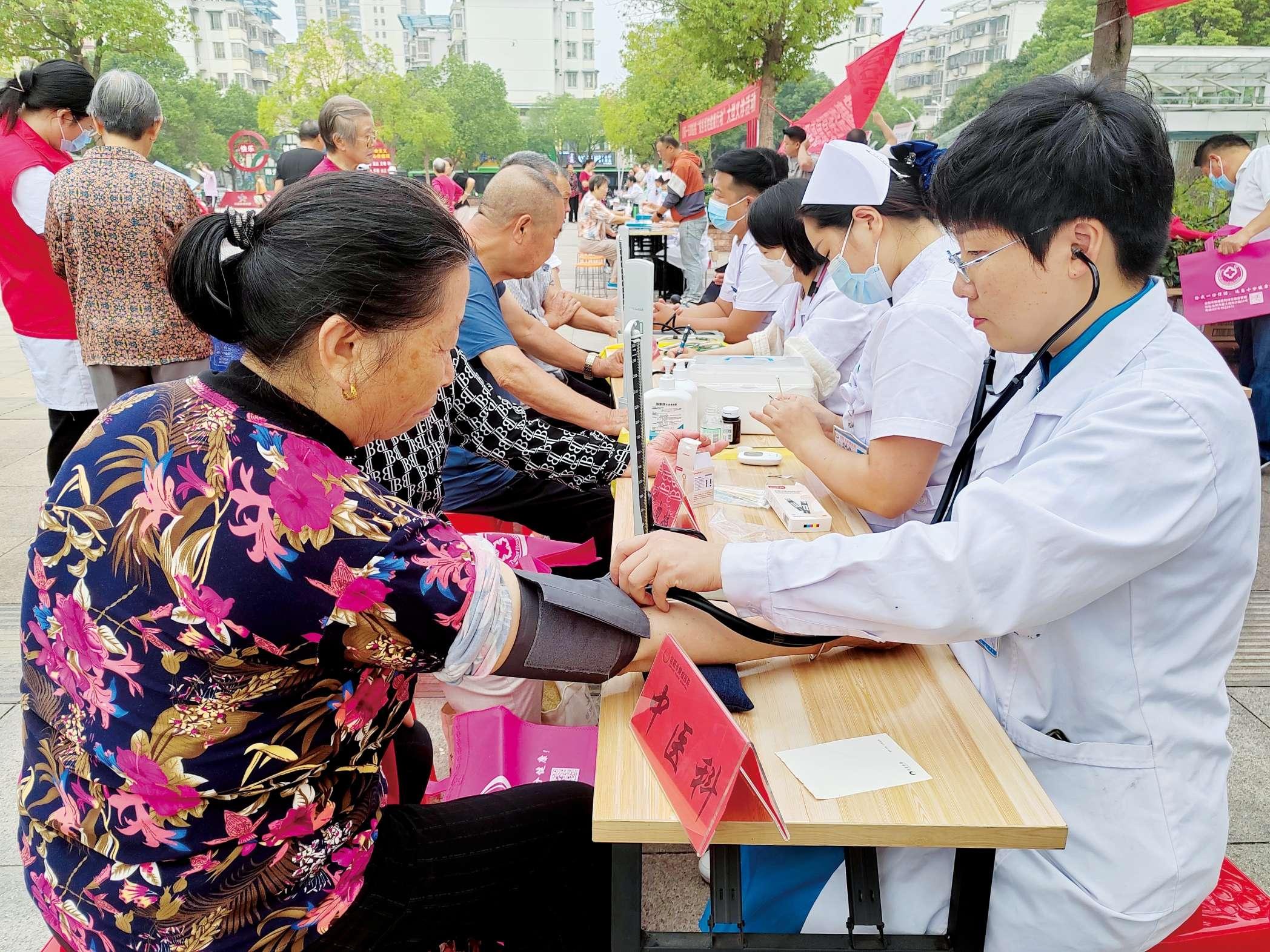 “医”心惠民“零距离” 我市开展“服务百姓健康行动”大型义诊活动