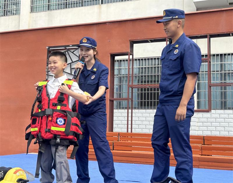 浉河区消防大队为千名师生送上“安全礼包”