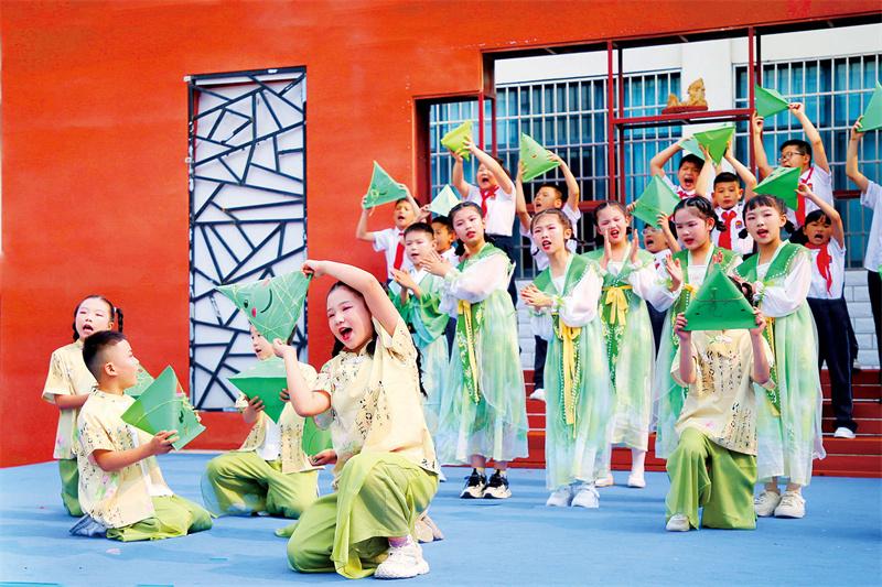 市第十三小学湖东校区开展“品味端午 传承文明”主题升旗仪式