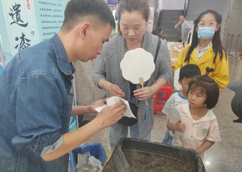 市文化馆开展“小手承古艺 趣味游园会”主题活动