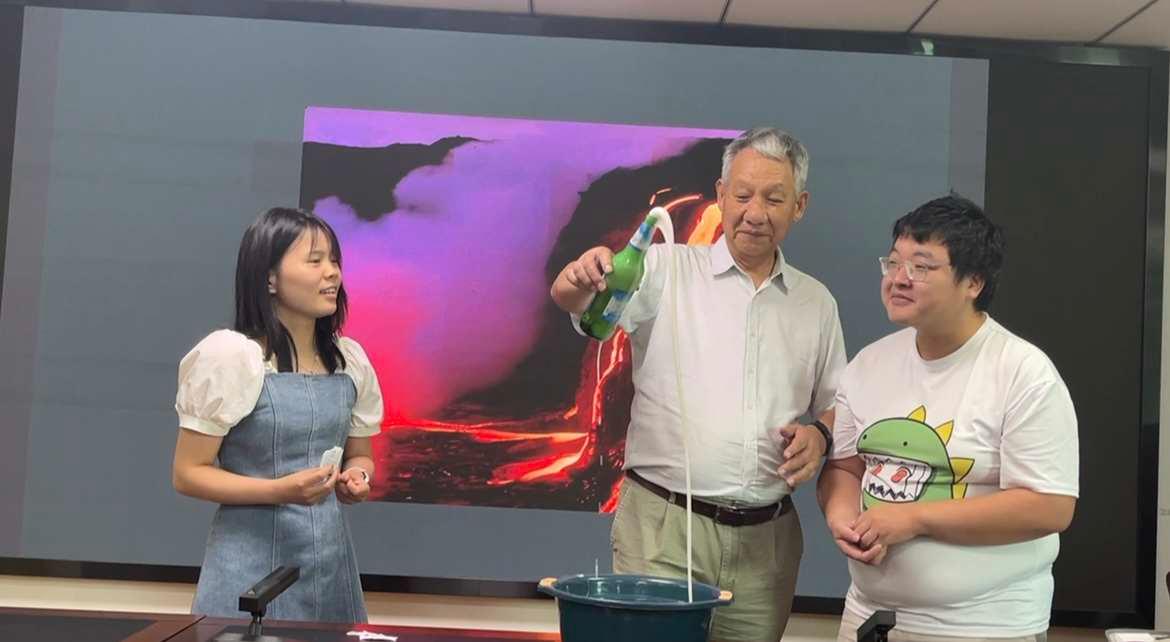 科学大咖身边开讲 信阳学子趣味畅享