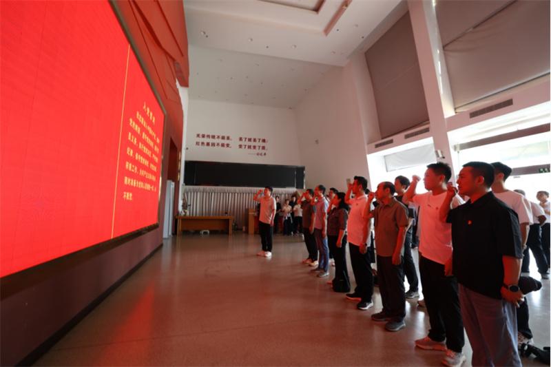 传承红色基因 感恩加压奋进 信阳日报社开展“七一”主题党日活动