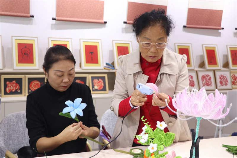 过个不一样的国庆节！博客小街叶纸空间举办“指尖魔法·扭扭棒百合花”非遗文化体验课
