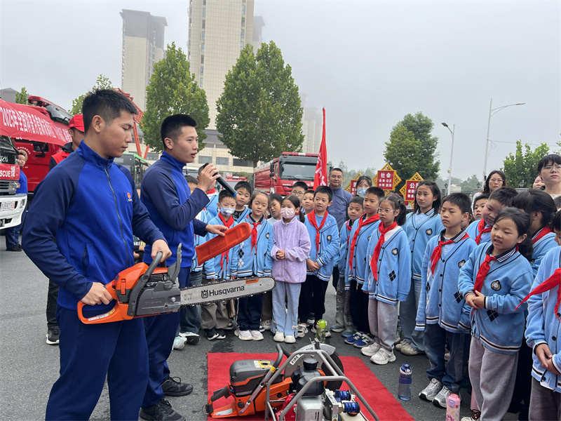 信阳百余名小学生化身“小小消防员”！这场科普研学超“燃”！