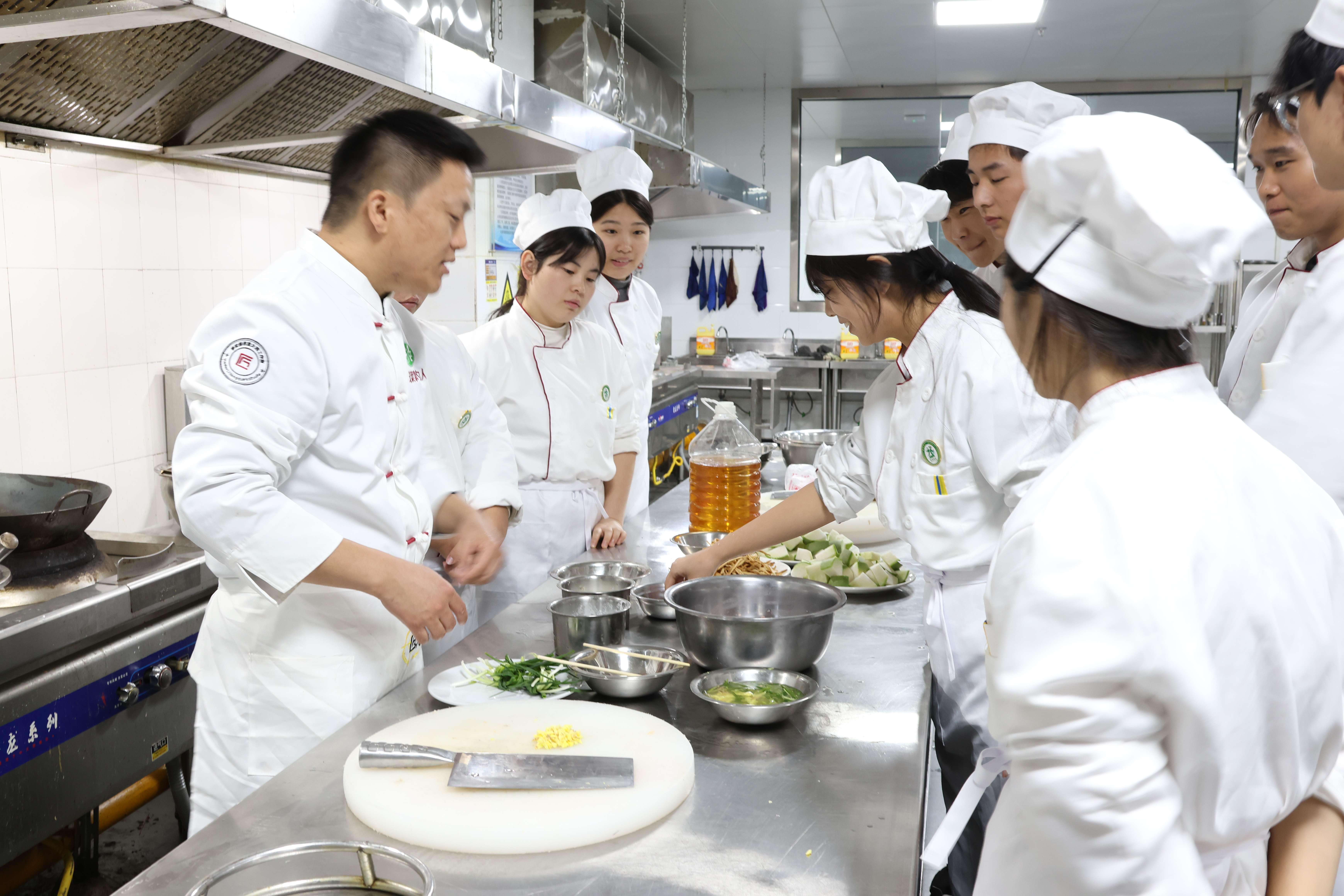 ​商城美食香飘信职课堂 校际协同熬出育人新滋味