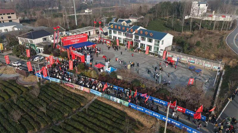 启新程 绘新篇 浉河区新年登高活动举行