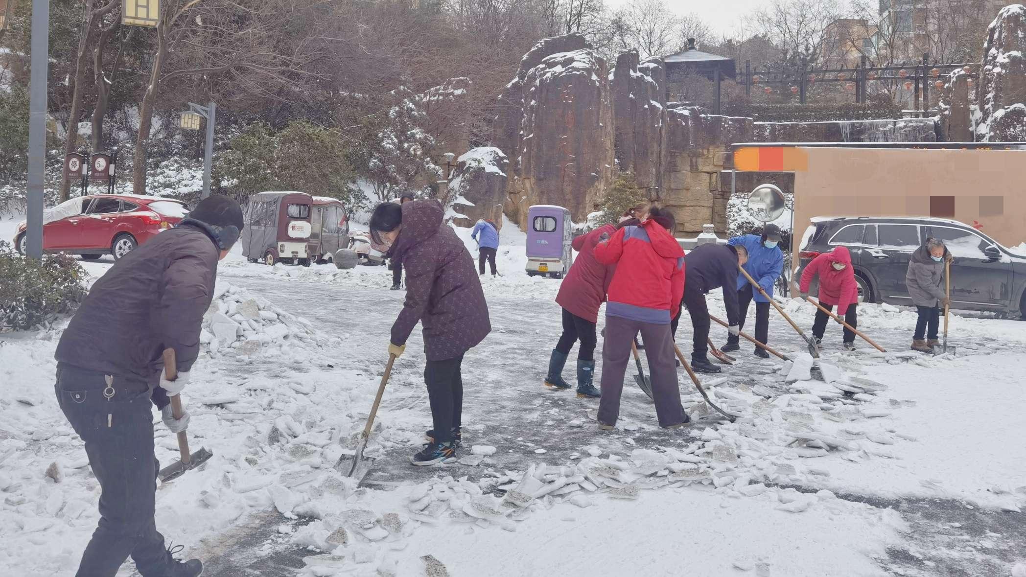 扫雪铲冰，暖心行动