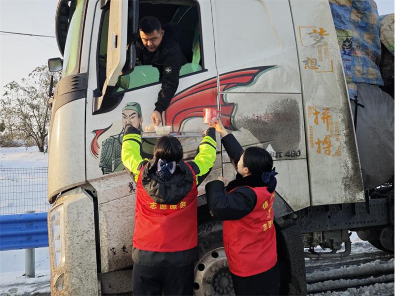 风雪中的光山温度