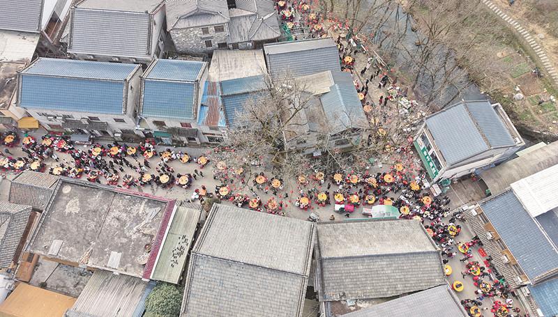 千人共享长街宴 美丽乡村“嗨”起来