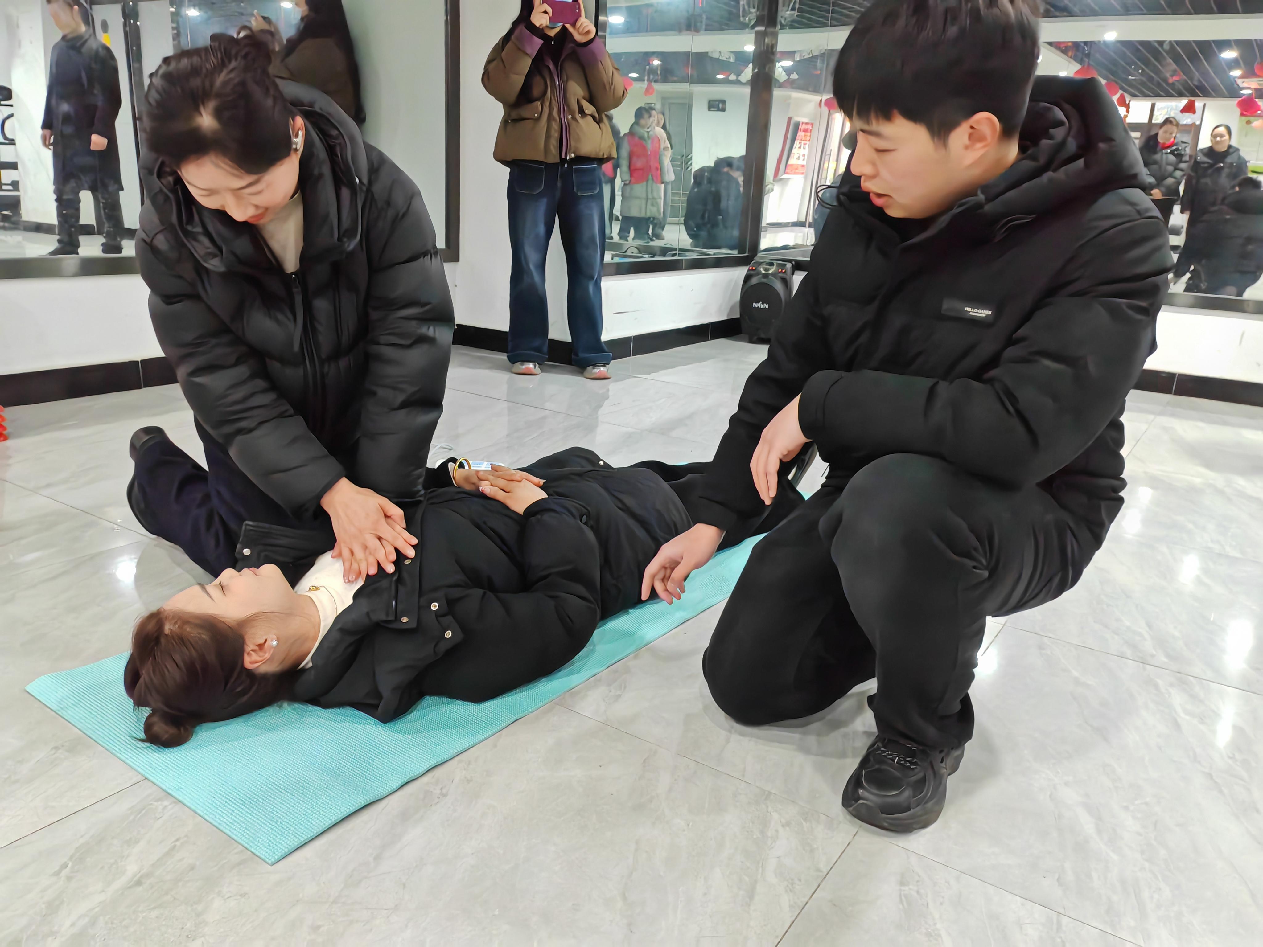 社区一线 急救演练