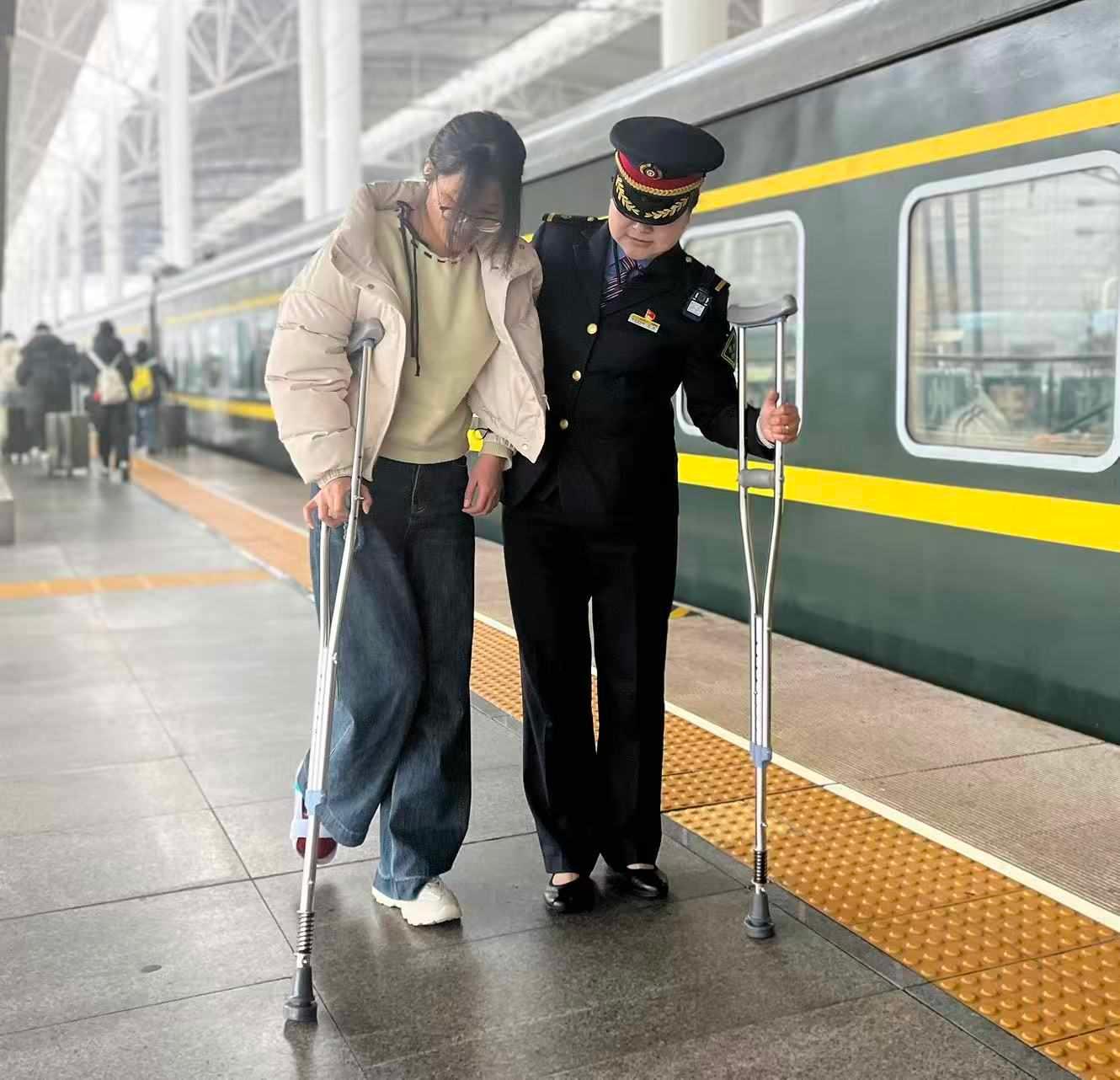 党徽映车厢 温情护归途——K4109次列车党员列车长暖心帮扶受伤学子