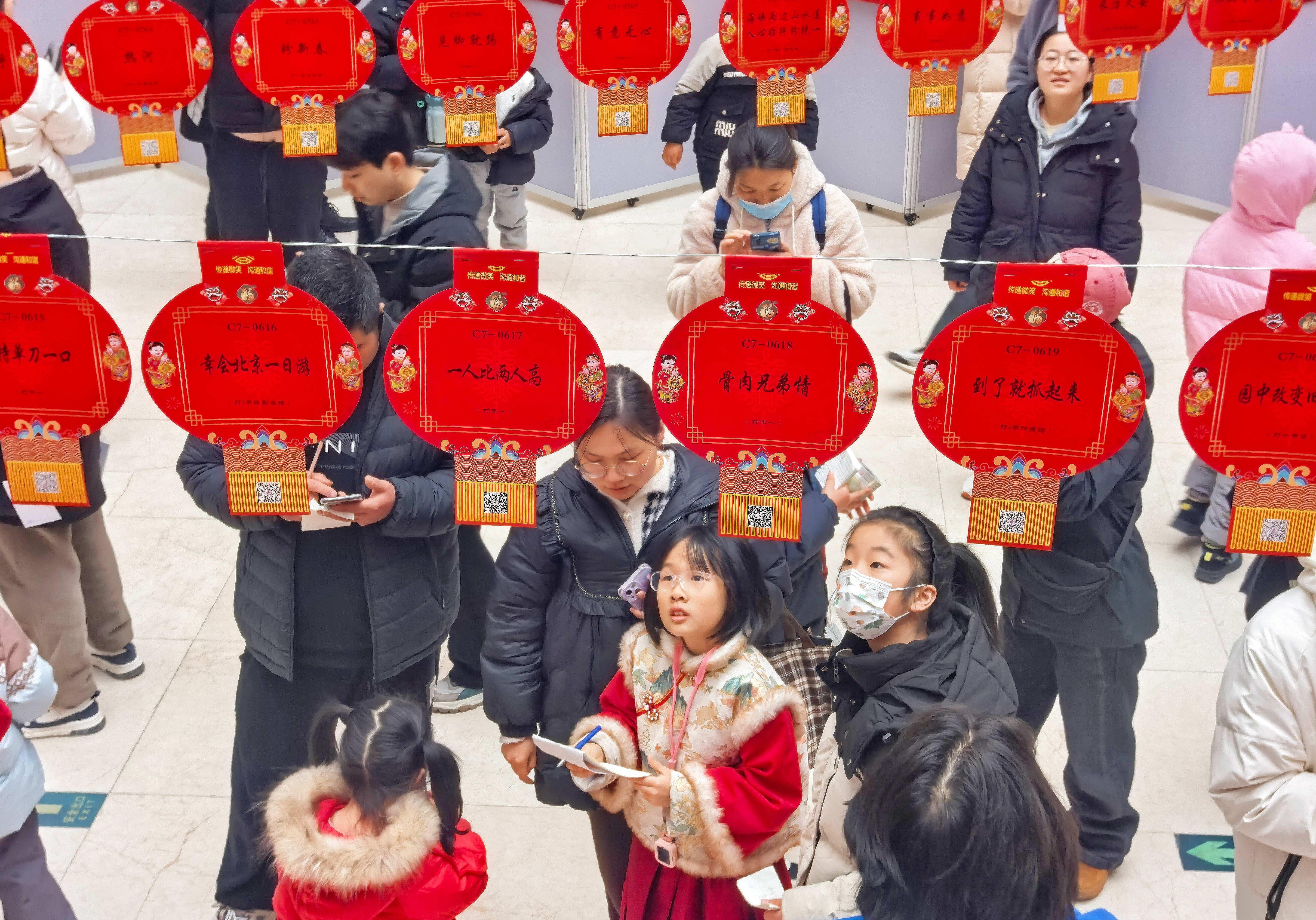 书香盈袖闹元宵 智慧比拼乐融融 信阳市图书馆举办元宵节猜谜活动