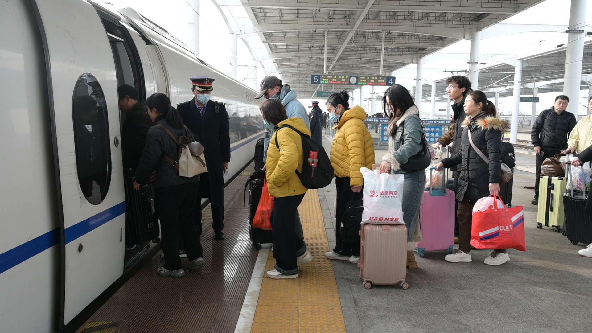 信阳东站迎来学生返程客流高峰
