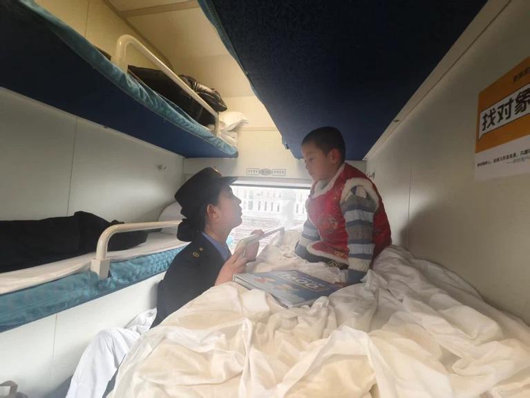 大江南北青春花 巾帼芳华绽一线