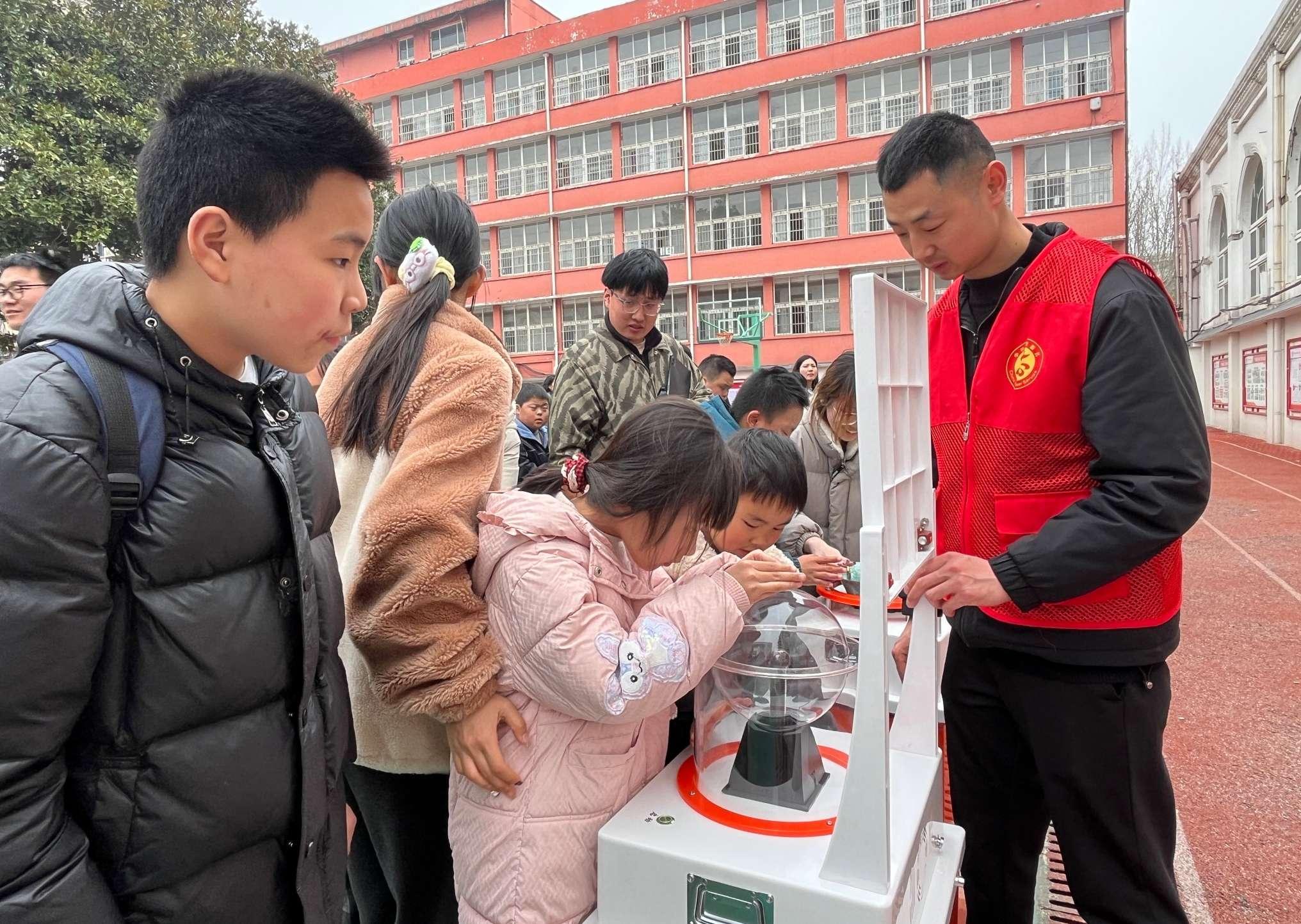 雷锋精神润童心 科技之光照特校 市科技馆开展“弘扬雷锋精神 点亮科技梦想”主题活动