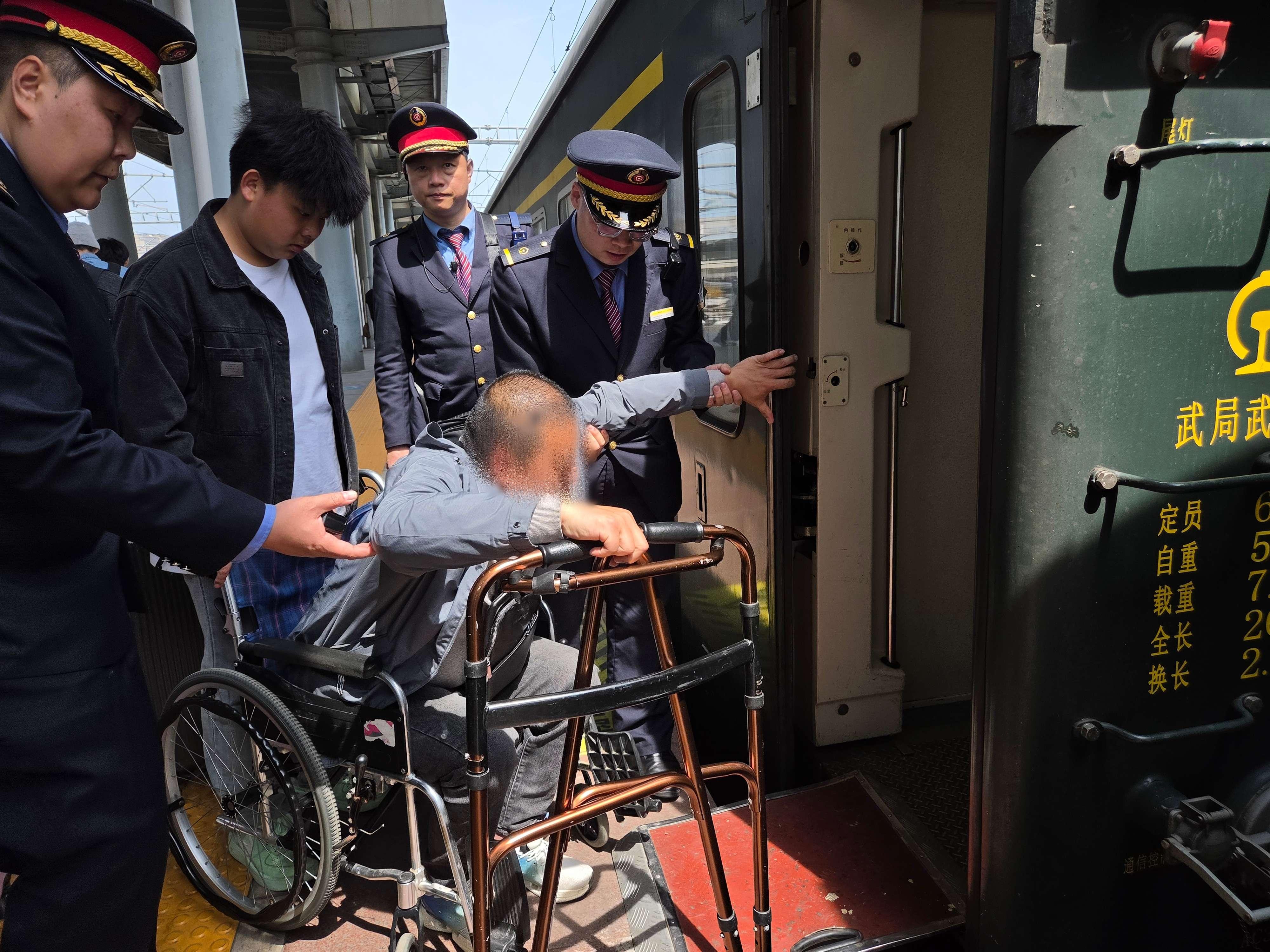 温情守护旅途 列车长帮扶老年旅客暖人心