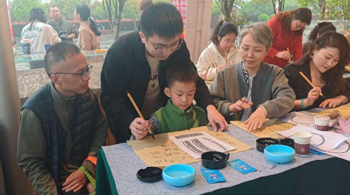 走近秦汉金文 墨香浸润成长