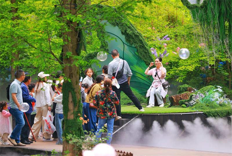 鸡公山景区迎客流高峰，文旅市场“热”力十足