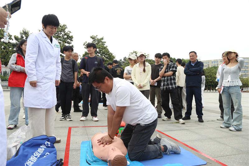 信阳师范大学开展“世界红十字日”主题宣传活动