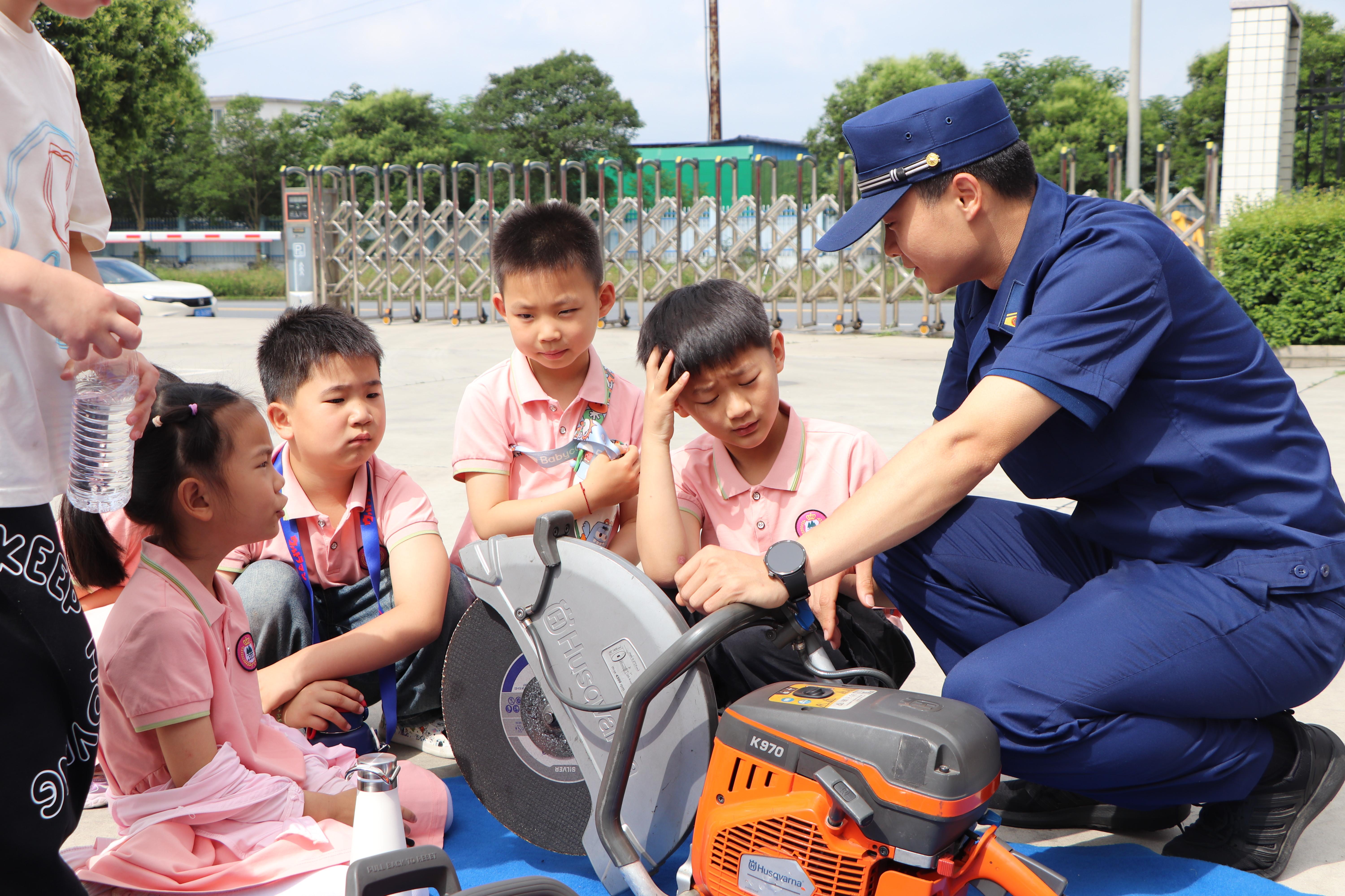 萌娃学消防