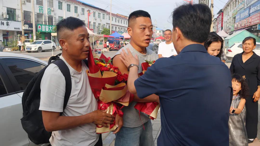 河南父子在青岛一个月先后跳海救3人，回老家获乡亲热情迎接，儿子看到爸爸和爷爷救人视频称“也要做小英雄”