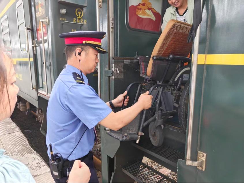 公益慢火车温情护航 贴心服务温暖出行路