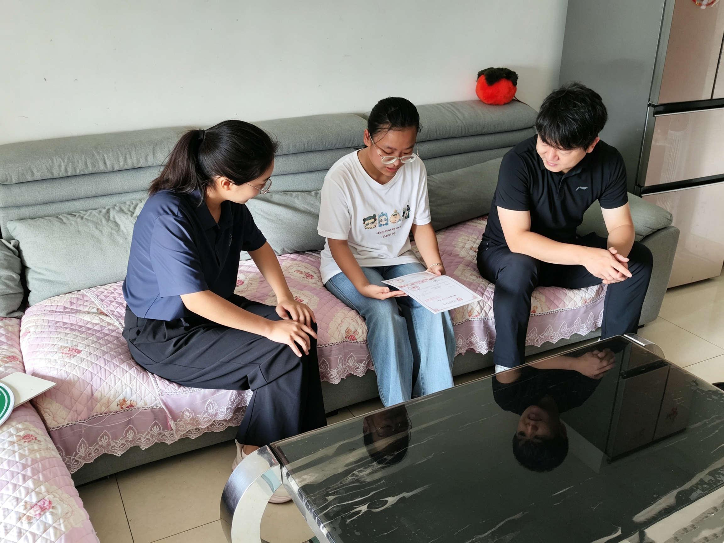 前置家访摸实情 凝心聚力育新人