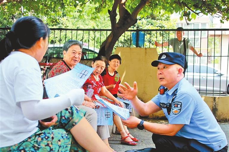 凡星闪耀丨一支笔一双脚 织就万家连心网——记洛阳市公安局瀍河分局民警杨占果