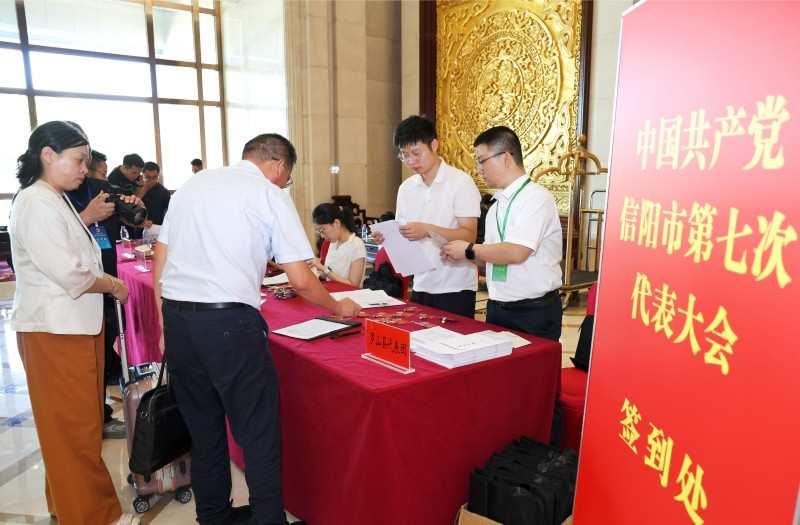 肩负使命赴盛会 共绘老区新蓝图 出席市第七次党代会的代表们报到